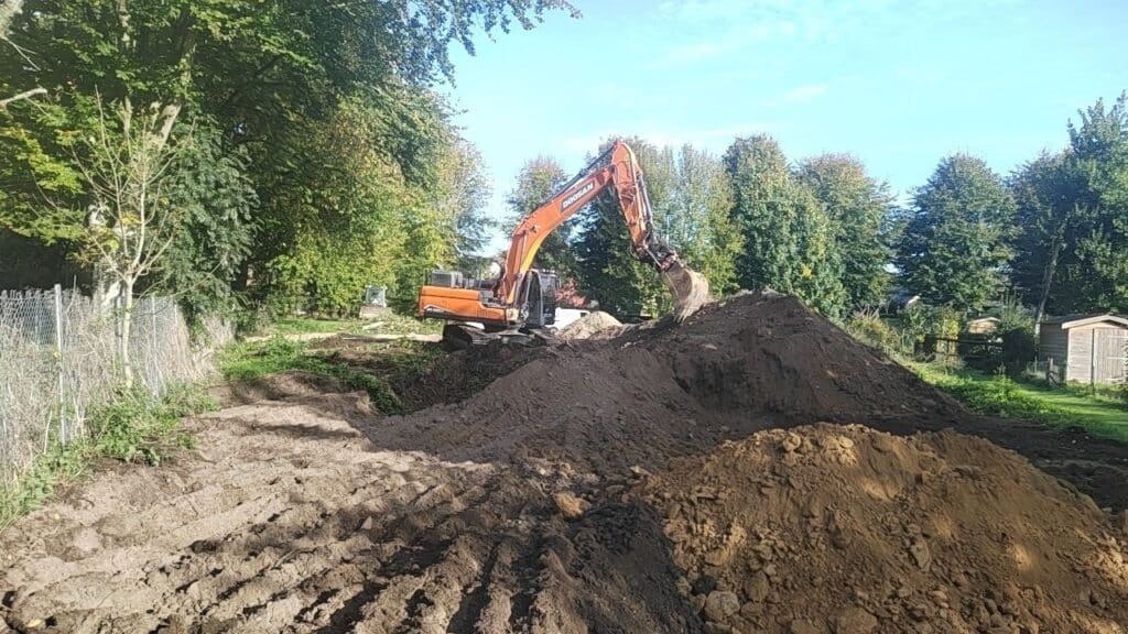 Pelle Doosan de Moulin TP à l’entrée du chantier de 17 logements Inolya à Honfleur